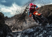 九游娱乐网页-孤胆英雄的逆袭，皮亚斯特里如何用一场阿斯顿马丁的不可能之战惊艳四座