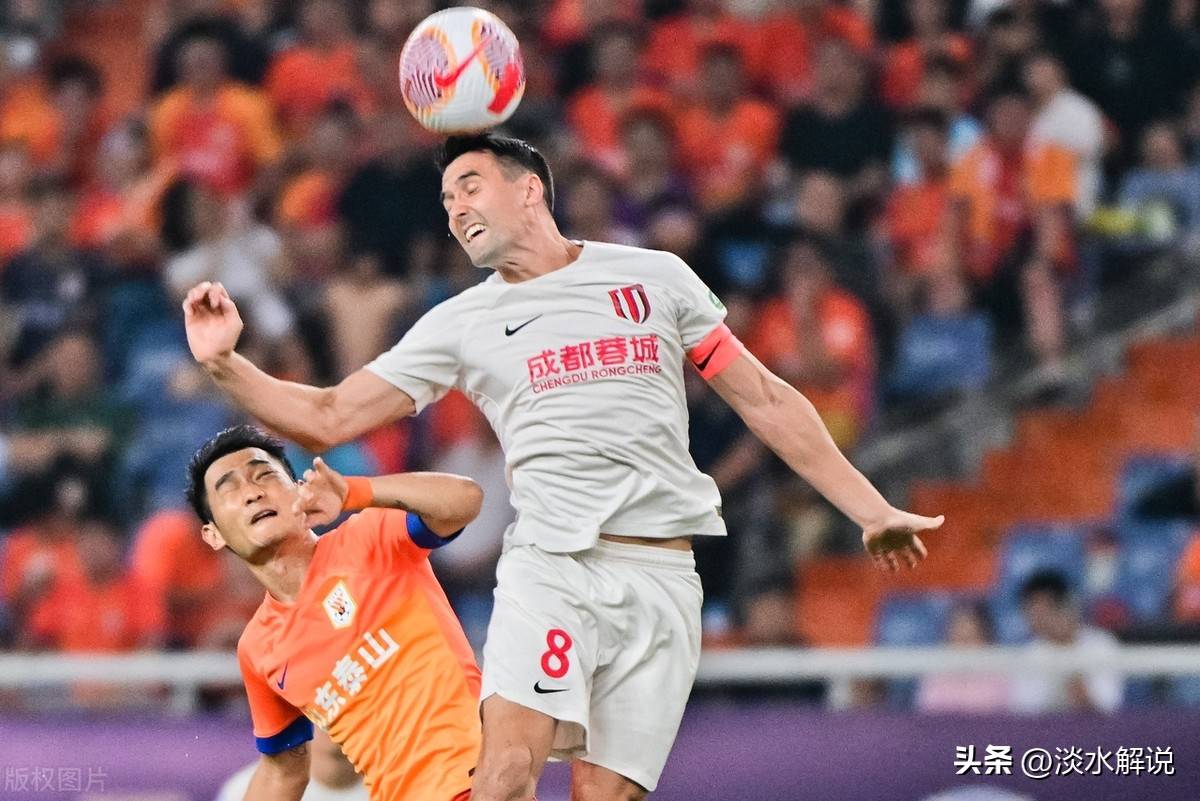 激烈比赛再现，球员全力拼搏