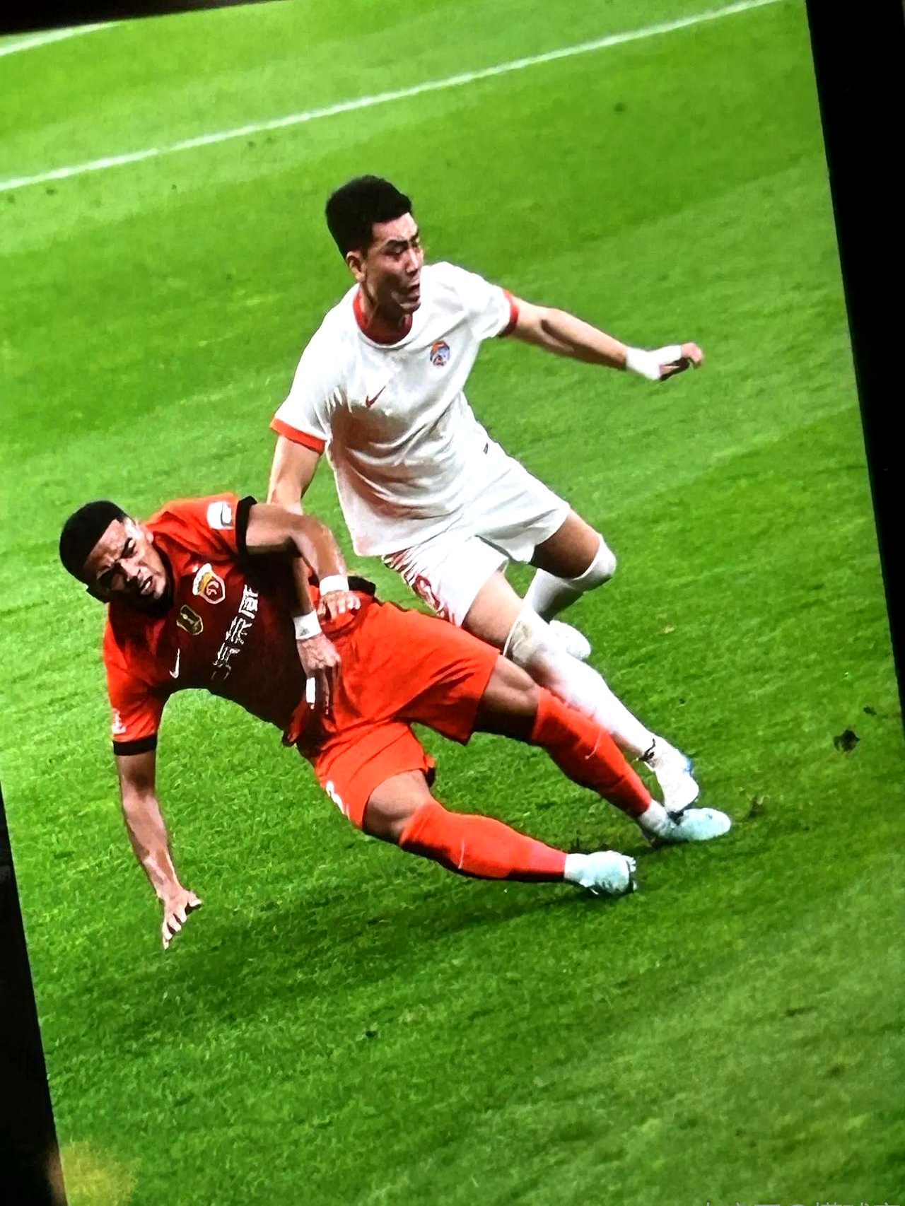 激烈比赛再现，球员全力拼搏