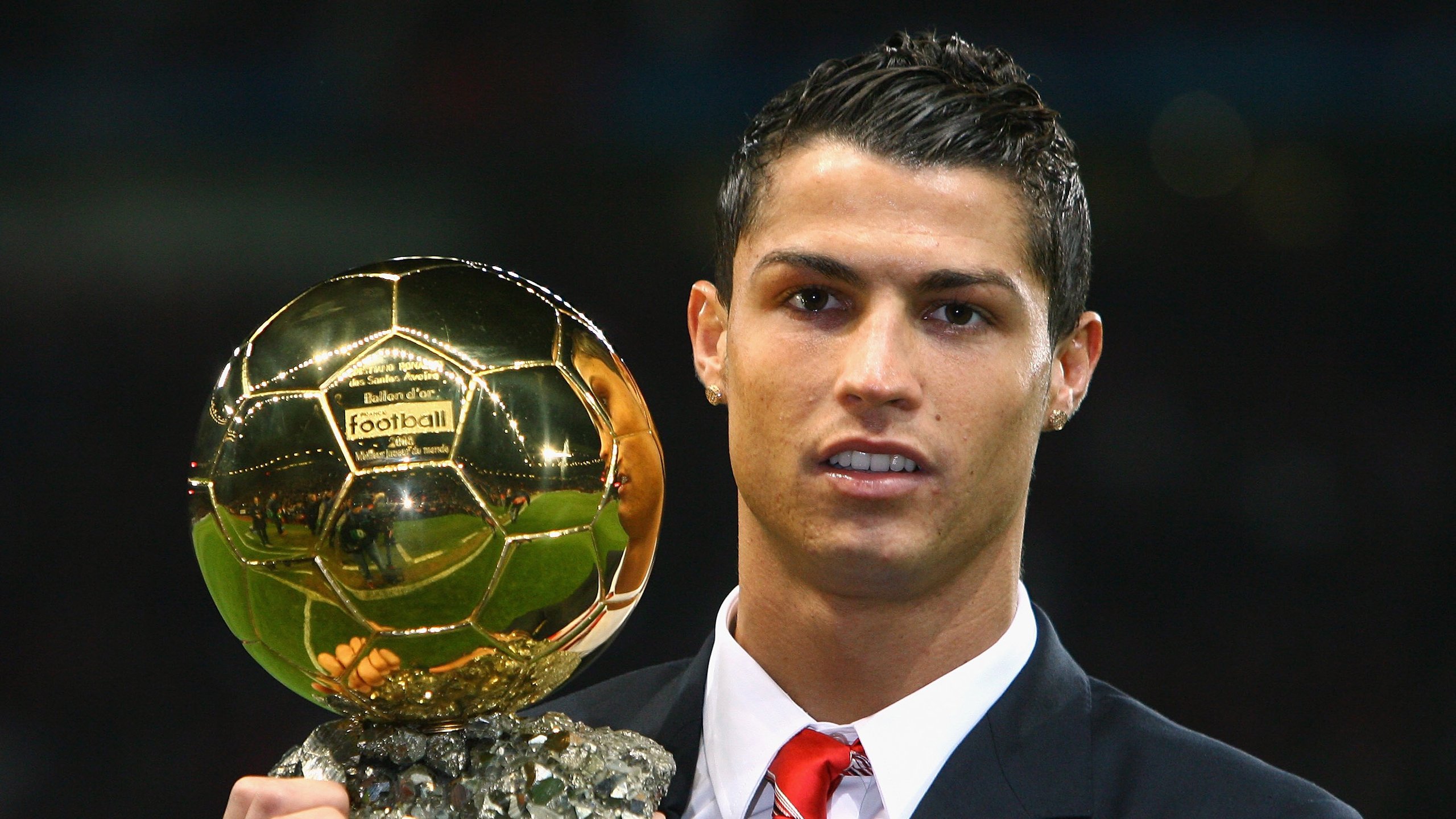 欧冠决赛焦点战，拜仁硬仗取胜，日本元素闪耀欧洲之巅