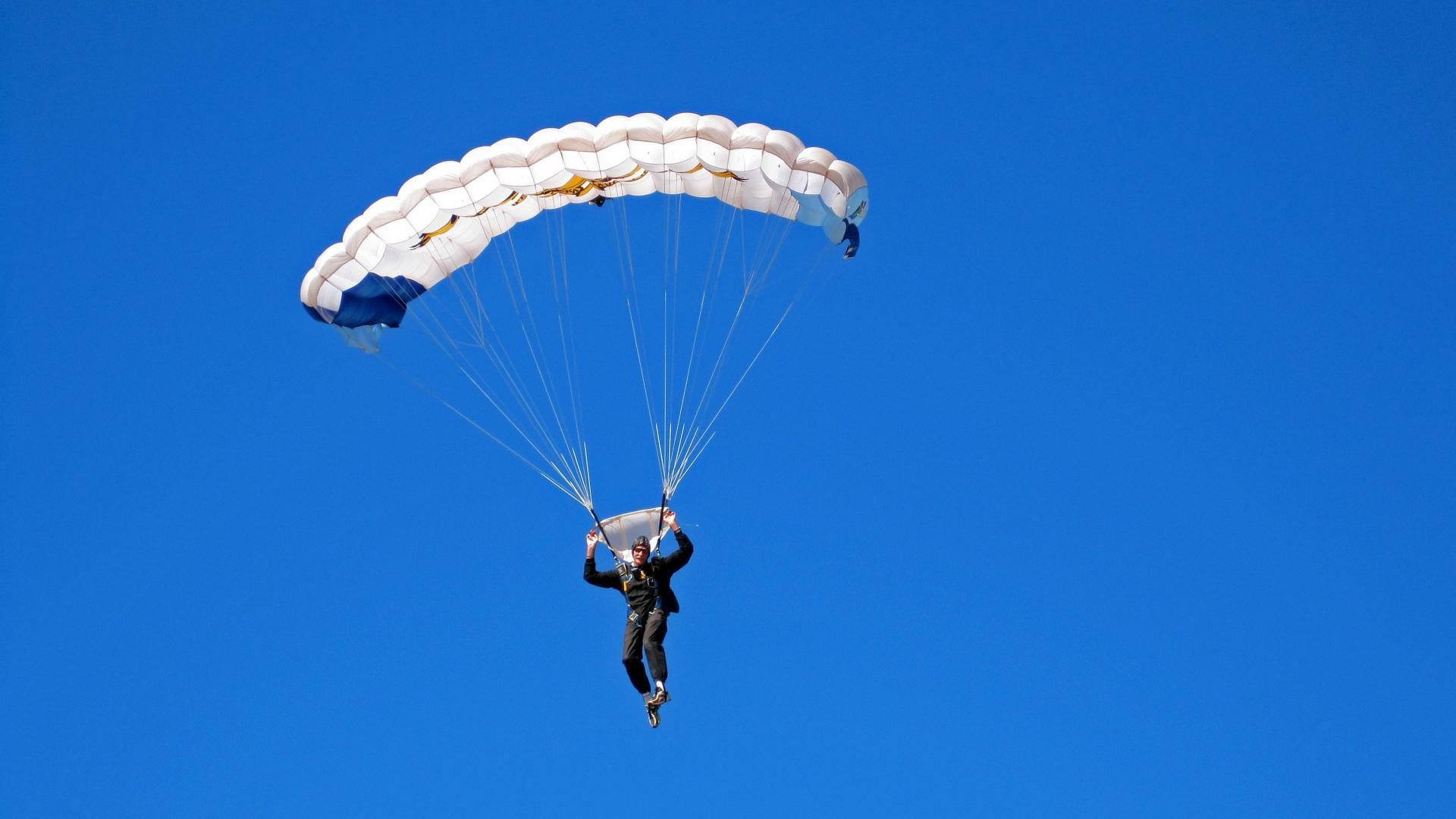 赛道与沙漠的交锋，F1新赛季揭幕战，雷恩车队如何强压埃及力量
