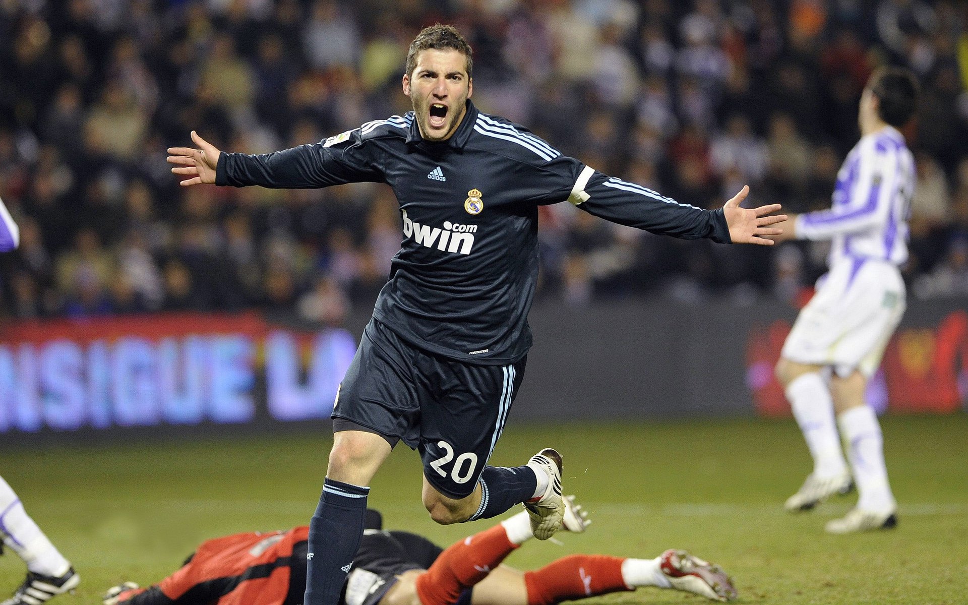 活塞决胜局带走猛龙,F1年度争冠焦点战的赛道与人生隐喻