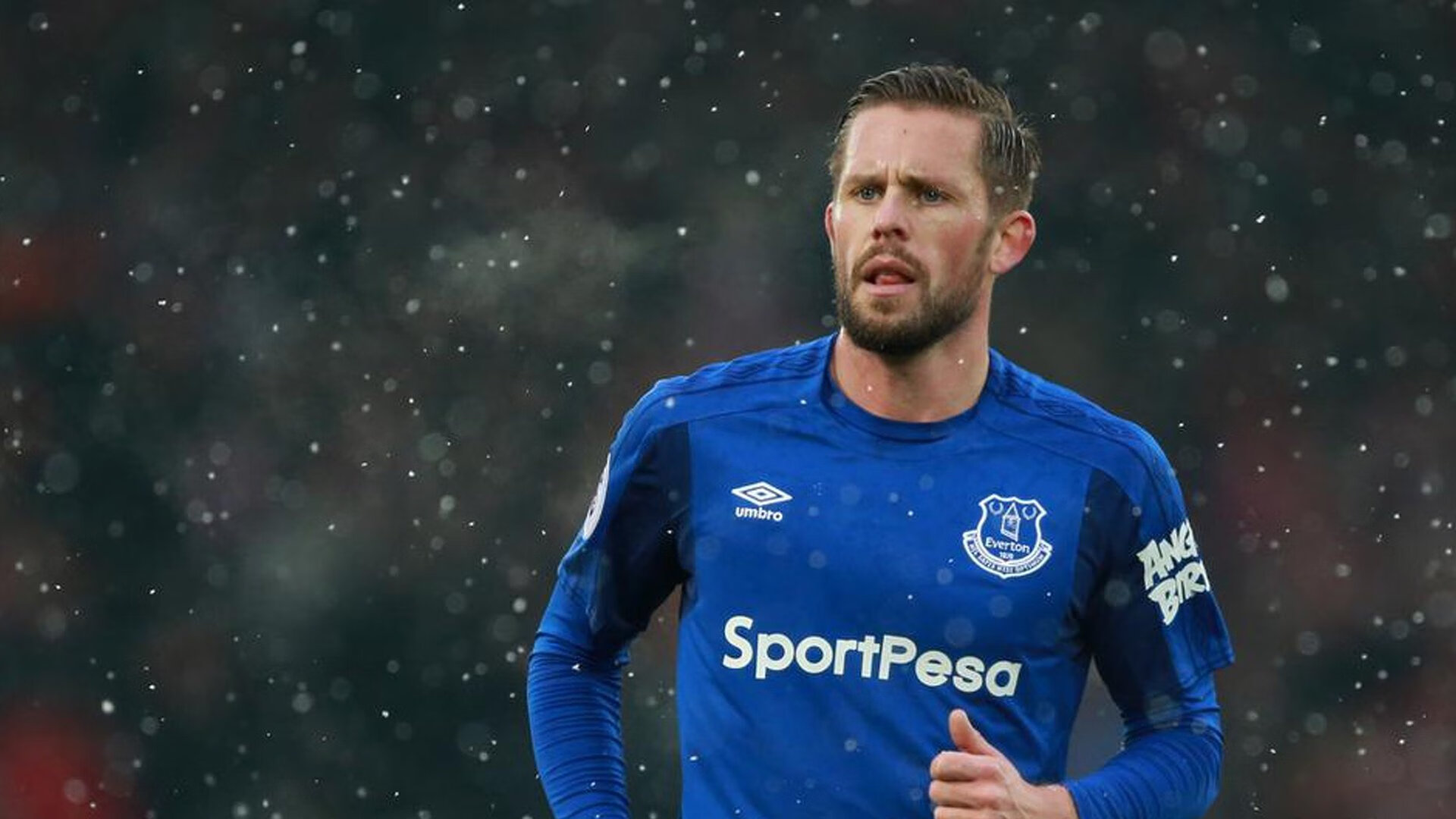 很有戏剧冲突感。我们需要将塞维利亚（城市或足球俱乐部）哥伦比亚（国家或国家队）碾压（压倒性优势）以及哈兰德（足球巨星）这四个看似不相关的元素，编织成一个具有唯一性、故事感和逻辑自洽的叙事